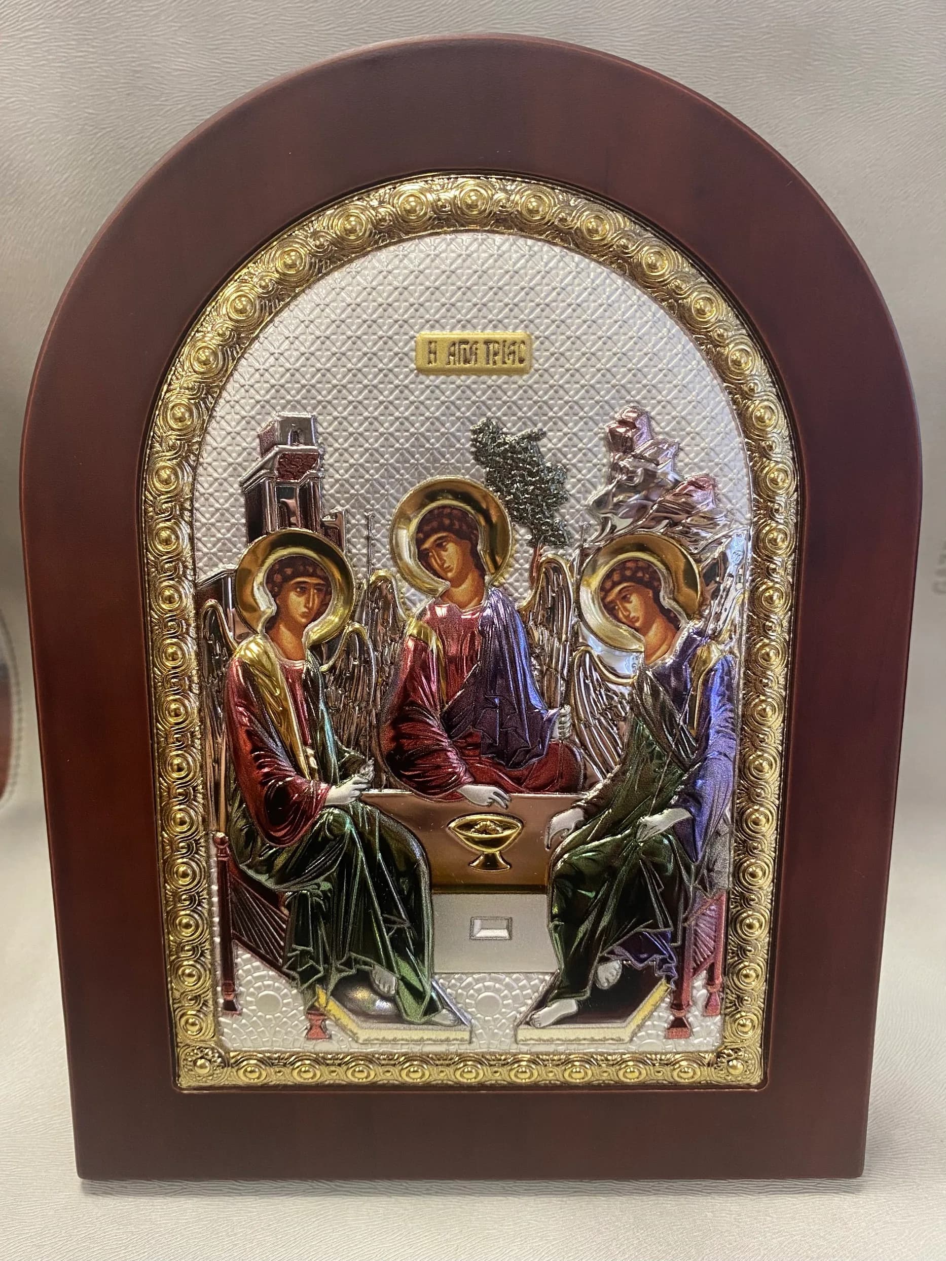 Икона «Святая Троица» арочная, риза металл, рамка тёмный мдф, напыление серебро и золото и цветная эмаль, 15×21 см